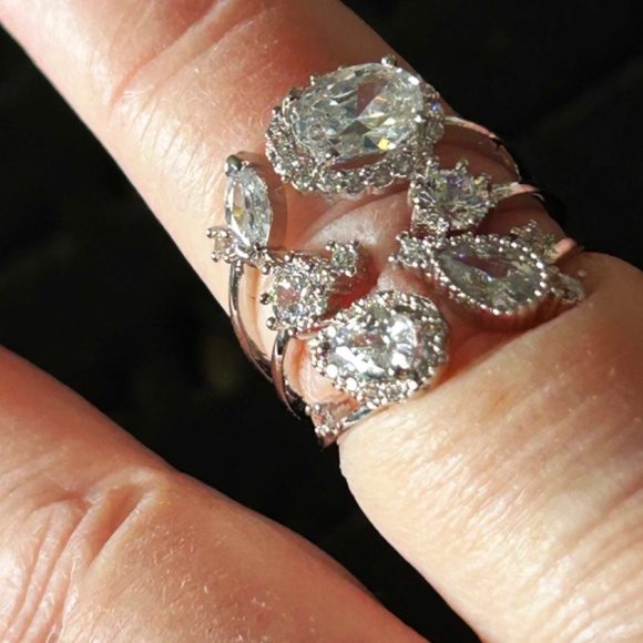 TWELVE STONE SWAROVSKI CRYSTALS, LADIES Sz 8, RHODIUM METAL, THREE BIGGER STONES - Picture 6 of 6